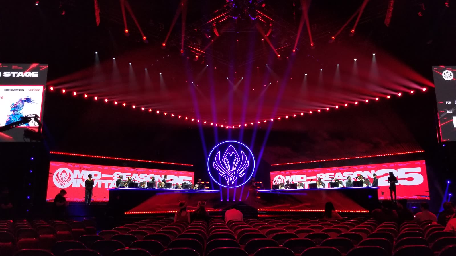 FURIA 比賽期間的季中邀請賽(MSI)場館舞台。