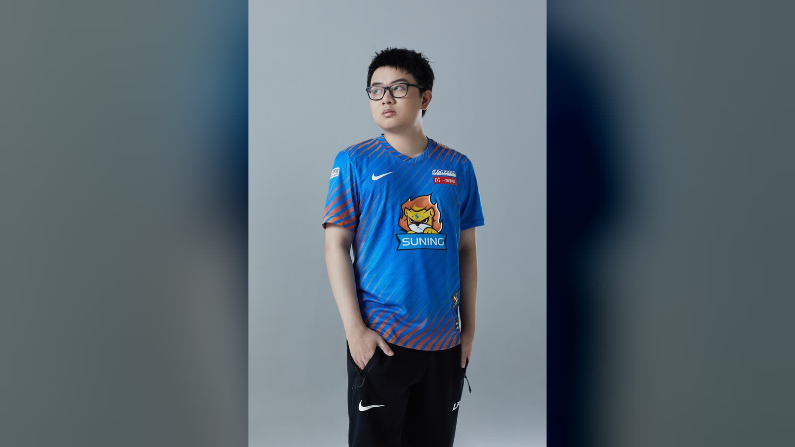 身穿職業選手隊服的 MVK Esports 總教練 SofM。