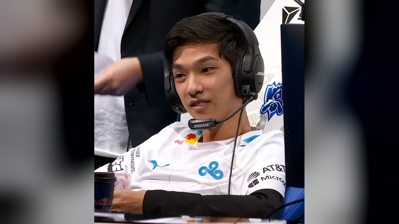 Cloud9 打野選手 Blaber 配戴耳機站上《英雄聯盟》世界大賽舞台。